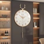 Horloge murale design en bois, inspiration cerf élégante