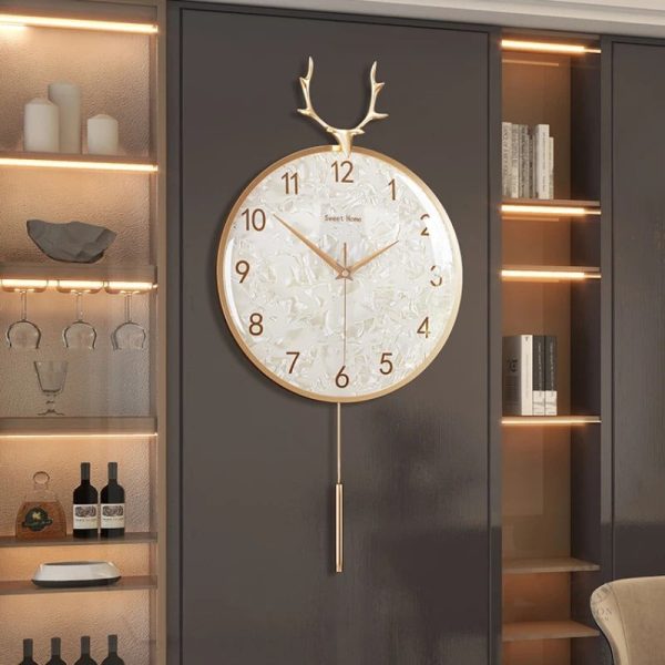 Horloge murale design en bois, inspiration cerf élégante
