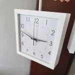 Horloge en bois au style contemporain