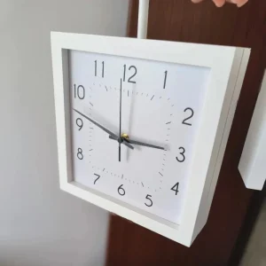 Horloge en bois au style contemporain