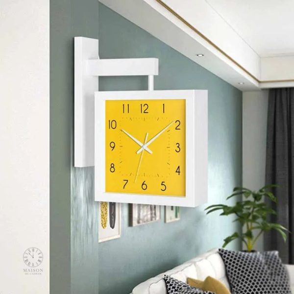 Horloge murale en bois naturel élégant