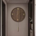 Horloge murale en bois et métal au design moderne