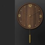 Horloge murale en bois avec accents en métal