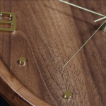 Horloge en bois et métal, style contemporain