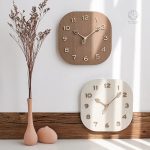 Horloge en bois au design contemporain