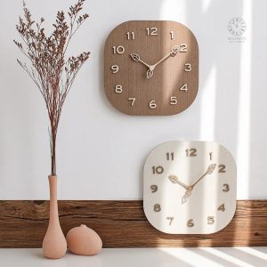 Horloge en bois au design contemporain