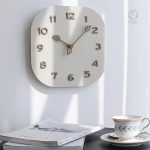 Horloge murale élégante en bois naturel