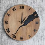 Horloge en bois au style vintage et chaleureux