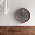 Horloge murale en bois scandinave élégante