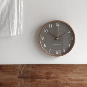Horloge murale en bois scandinave élégante