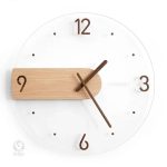 Accessoire déco : horloge en bois au look sobre et élégant