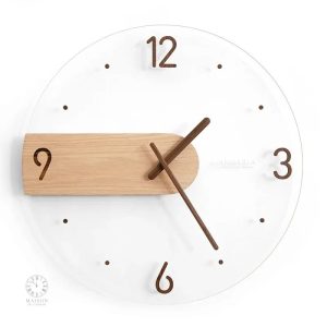 Accessoire déco : horloge en bois au look sobre et élégant