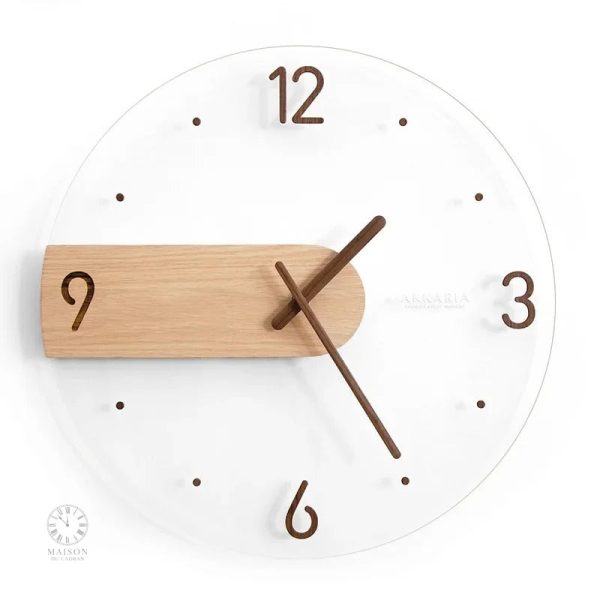 Accessoire déco : horloge en bois au look sobre et élégant