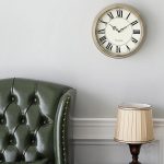 Horloge murale avec esthétique romaine raffinée