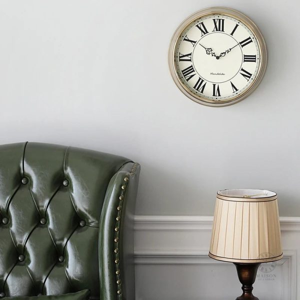 Horloge murale avec esthétique romaine raffinée