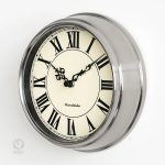Horloge au design classique avec chiffres romains