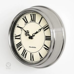 Horloge au design classique avec chiffres romains
