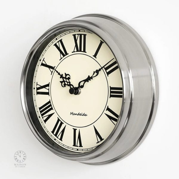 Horloge au design classique avec chiffres romains