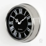 Horloge murale décorative à chiffres romains stylisés