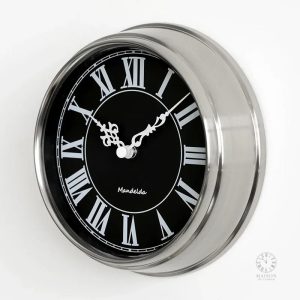 Horloge murale décorative à chiffres romains stylisés
