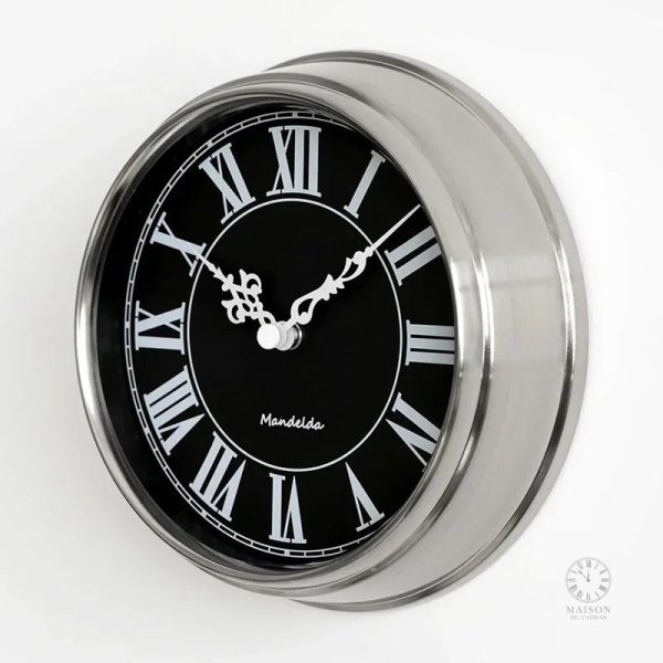 Horloge murale décorative à chiffres romains stylisés