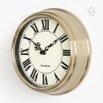Horloge murale avec chiffres romains pour intérieur raffiné