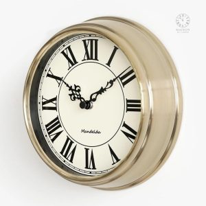 Horloge murale avec chiffres romains pour intérieur raffiné