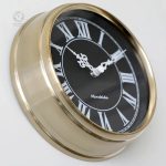 Horloge décorative avec cadran à chiffres romains