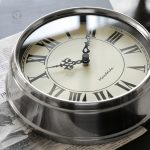 Horloge murale chic avec chiffres romains traditionnels