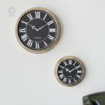 Horloge murale design avec chiffres romains sobres