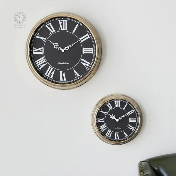 Horloge murale design avec chiffres romains sobres