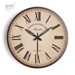 Horloge en bois au style minimaliste