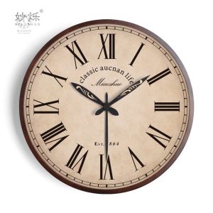 Horloge en bois au style minimaliste