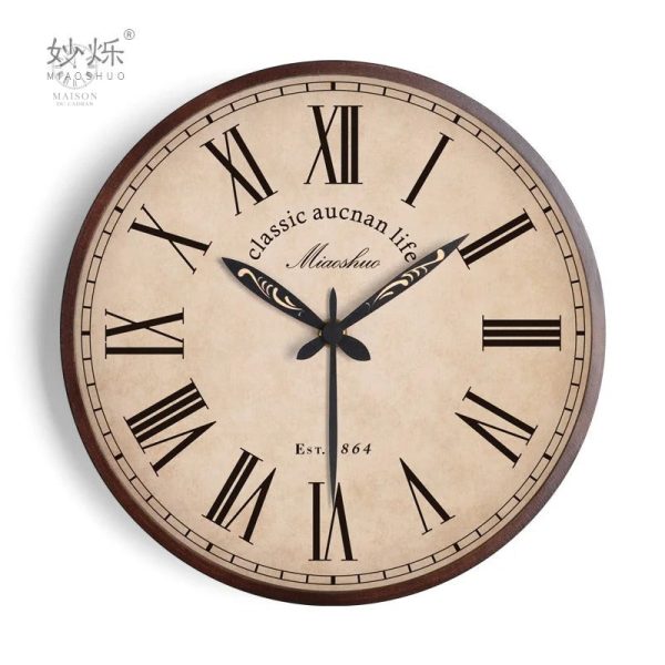 Horloge en bois au style minimaliste