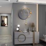 Horloge murale dorée au design contemporain