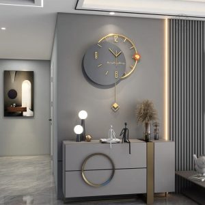 Horloge murale dorée au design contemporain
