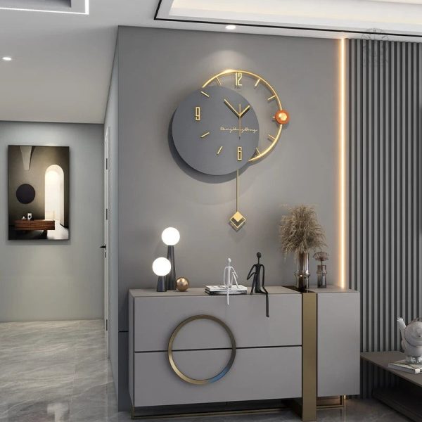 Horloge murale dorée au design contemporain