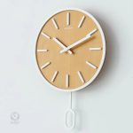 Horloge en bois au design contemporain