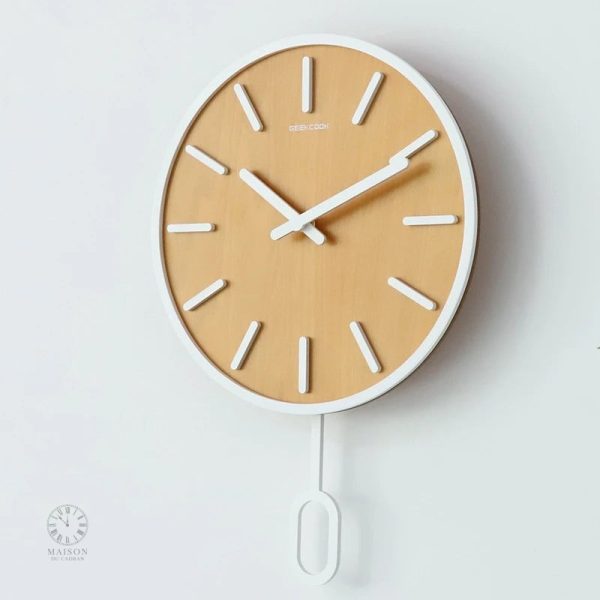 Horloge en bois au design contemporain