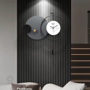 Horloge murale contemporaine aux formes géométriques