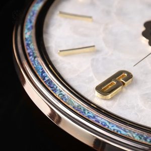 Horloge murale au design chic et raffiné pour salon