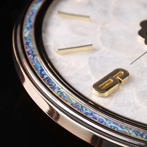 Horloge murale au design chic et raffiné pour salon