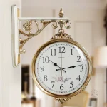 Horloge murale pratique avec affichage des heures des deux côtés