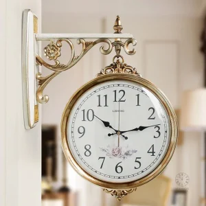 Horloge murale pratique avec affichage des heures des deux côtés