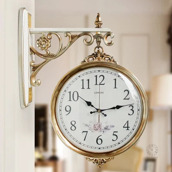 Horloge murale pratique avec affichage des heures des deux côtés