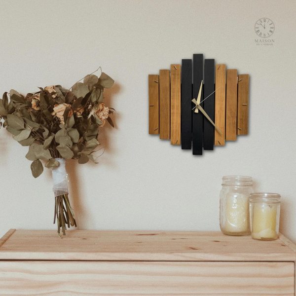 Horloge murale en bois avec finition moderne
