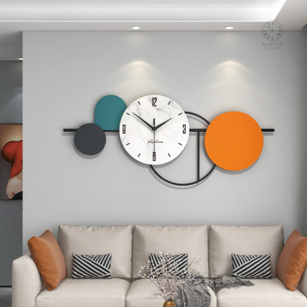 Grande horloge murale avec un style contemporain et fonctionnel