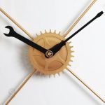 Horloge industrielle pour un intérieur contemporain