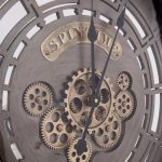 Horloge murale avec engrenages tournants pour un look vintage