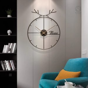 Horloge murale en métal au style industriel
